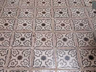 Sui pavimenti si alternano le originarie mattonelle decorate a mano...